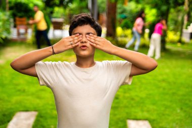 Hint ailesi tatil öğleden sonra yemyeşil bahçelerinde saklambaç oynuyor, kaliteli bağ anlarının tadını çıkarıyor ve geleneksel açık hava oyunları oynarken birlikte neşeli anılar yaratıyorlar.