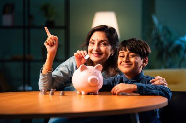 Hintli büyükannem çocuklara para biriktirmeyi öğretiyor. Modern evlerin masalarında para biriktiriyorlar. Yaşlı bir kadın torununa para biriktirme alışkanlığı ile mali eğitim veriyor.