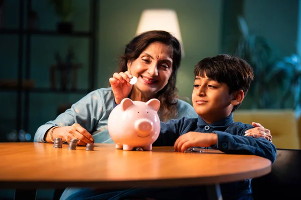 Hintli büyükannem çocuklara para biriktirmeyi öğretiyor. Modern evlerin masalarında para biriktiriyorlar. Yaşlı bir kadın torununa para biriktirme alışkanlığı ile mali eğitim veriyor.