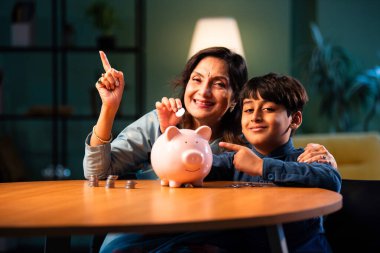 Hintli büyükannem çocuklara para biriktirmeyi öğretiyor. Modern evlerin masalarında para biriktiriyorlar. Yaşlı bir kadın torununa para biriktirme alışkanlığı ile mali eğitim veriyor.