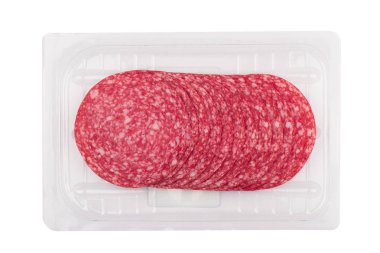 Tütsülenmiş salam sosislerinin üst görünümü şeffaf vakum plastik paketleme dilimleri beyaz arka planda izole