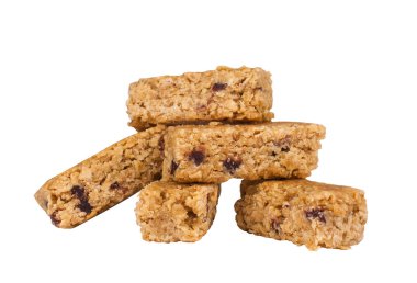 Önden görünüm closeup beş tahıl granola bar ile fındık ve beyaz arka plan üzerinde izole meyve çilek