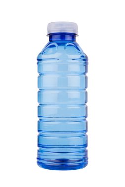 küçük mavi plastik pet şişe ile vitaminli su ve beyaz kap beyaz arka plan üzerinde izole closeup önden görünüm