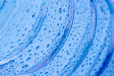 mavi plastik su pet şişe doku serin yoğunlaşma damlacıkları ile makro closeup 