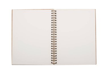 üstten görünüm closeup açık defter ile bakır metal spiral ve üzerinde beyaz izole kahverengi ciltli boş sayfaları