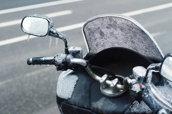 Widok Tyłu Zbliżenie Motocykla Zamrożone Lustro Kierownicy Tylne Szyby Pokryte — Zdjęcie stockowe
