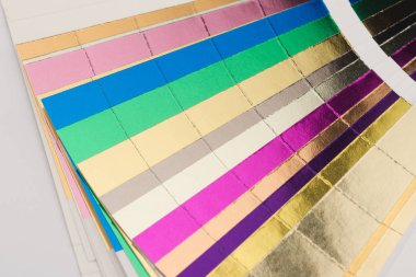 çok renkli hotfoil kağıt örnekleyici beyaz izole 