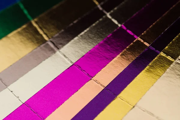 çok renkli hotfoil kağıt örnekleyici beyaz izole 