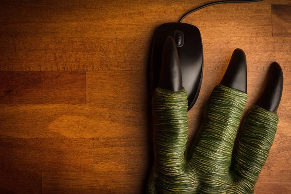 Zielony zabawka Smok Paw z czarnymi pazurami — Zdjęcie stockowe