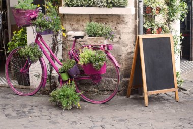 pembe bisiklet ve tebeşir tahtası ile bistro mağaza ön