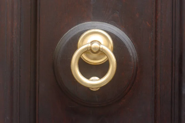Botão dourado vintage com anel batendo — Fotografia de Stock