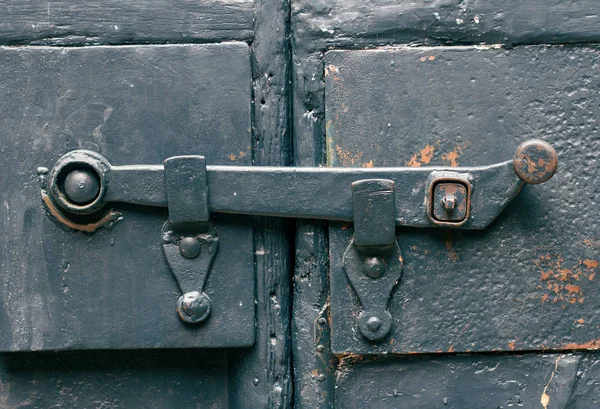 Velha porta azul trava porta metálica — Fotografia de Stock