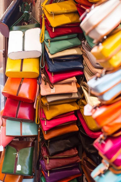 Bolsa feminina colorido bolsas penduradas na frente da loja — Fotografia de Stock