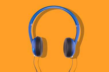 turuncu arka planda izole mavi kulaklıklar