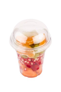 Çeşitli taze meyvelerle plastik konteynır