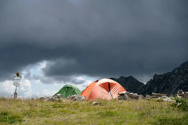 Vista Frontal Dos Carpas Colores Claros Acampando Cumbre Montaña Con — Foto de Stock