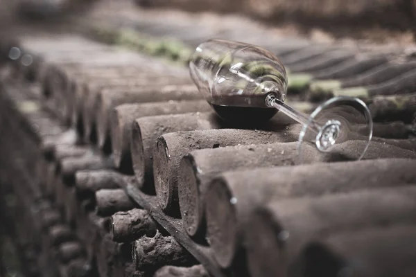 Perspectiva Vista Vidro Com Vinho Tinto Garrafas Vinho Envelhecidas Empilhadas — Fotografia de Stock