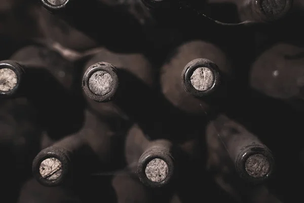 Προοπτική Δείτε Closeup Της Στοιβάζονται Παλιά Μπουκάλια Κρασιού Αρχαία Συλλογή — Φωτογραφία Αρχείου