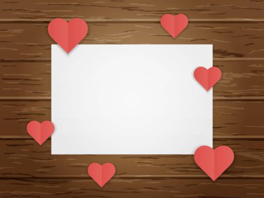 Ahşap tahta arka plan üzerinde kırmızı origami kağıt kalpler