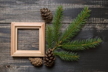 Noel arka plan bir Noel ağacı dalları ile dama ahşap bir masa, bir yazıt yer Tarih