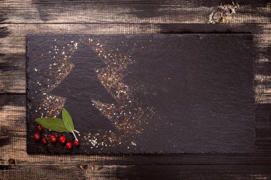 Noel arka plan, mutfak kurulu bir ahşap arka plan üzerinde yalan söylüyor, bir iz, Noel ağacı, kızılcık ve yeşil yaprakları