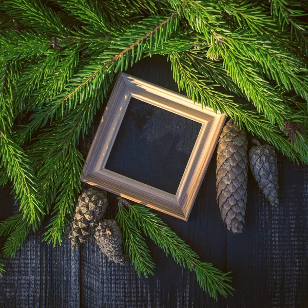 Sfondo Natale Con Rami Albero Natale Pedine Una Tavola Legno — Foto Stock