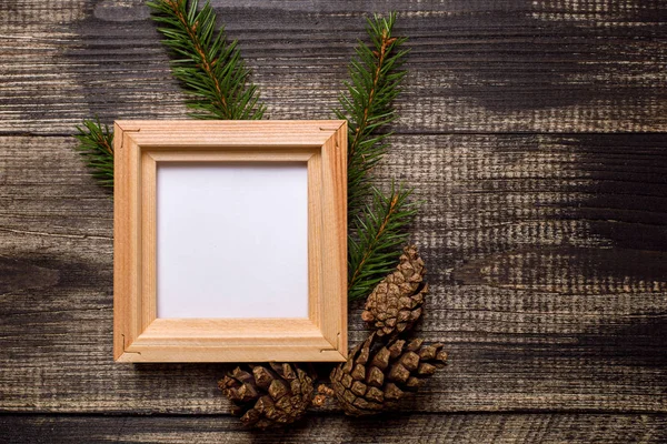 Noel arka plan bir Noel ağacı dalları ile dama ahşap bir masa, bir yazıt yer Tarih