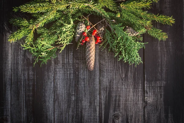 Fondo Navidad Tablero Madera Oscura Que Ramas Abeto Conos —  Fotos de Stock