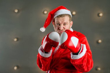 duygusal bir Noel Baba portresi boks eldiven giymiş ve kötü bir yüz ifadesi vardır