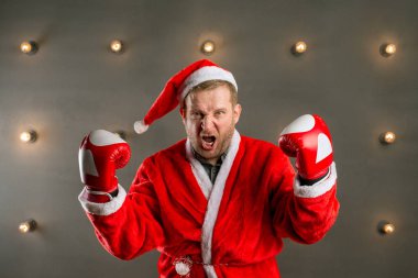 duygusal bir Noel Baba portresi boks eldiven giymiş ve kötü bir yüz ifadesi vardır
