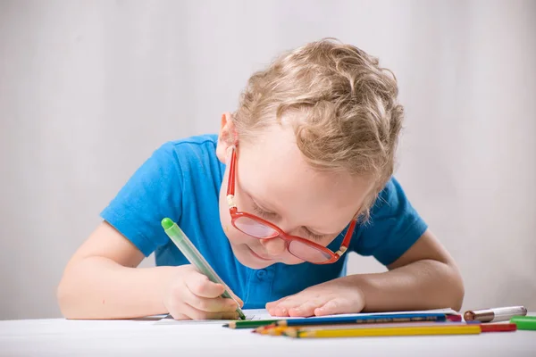 Menino Usa Óculos Senta Mesa Desenha — Fotografia de Stock