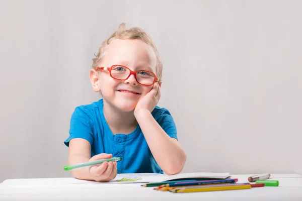 Menino Usa Óculos Senta Mesa Desenha — Fotografia de Stock