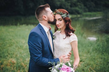 Damat gelini alnından hafifçe öpüşme. 