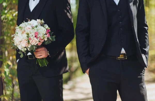 Brudgummen Kostym Som Håller Bröllop Brudbukett Vitt Och Rosa Rosor — Stockfoto