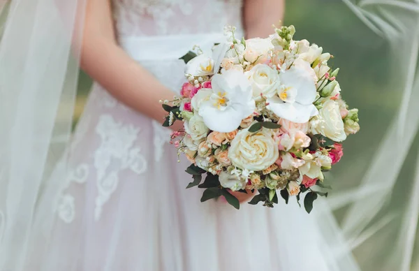 Noiva Vestido Branco Segurando Buquê Casamento Nas Mãos Orquídeas Brancas — Fotografia de Stock