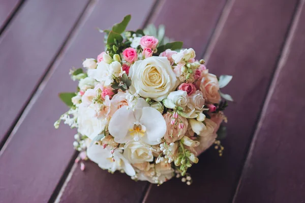 Buquê Casamento Fundo Madeira Rosa Rosas Creme Flores Cores Pastel — Fotografia de Stock