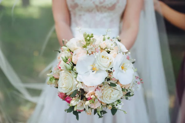Sposa Abito Bianco Tenendo Bouquet Sposa Mano Orchidee Bianche Rose — Foto Stock
