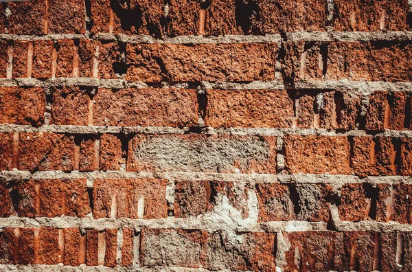 旧的红砖墙 红粘土的侵蚀 旧砖墙的质地 — 图库照片
