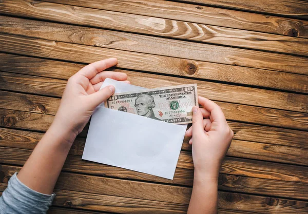 Nota Dinheiro Envelope Branco Pessoa Tirando Dólares Envelope — Fotografia de Stock