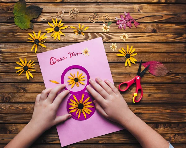 Çocuk anne tatil 8 Mart'ın onuruna yapma kartpostal eller.
