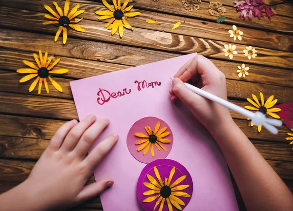 Çocuk anne tatil 8 Mart'ın onuruna yapma kartpostal eller.