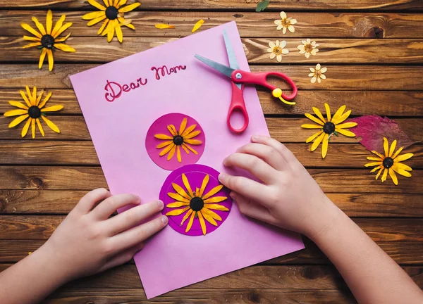 Çocuk anne tatil 8 Mart'ın onuruna yapma kartpostal eller.