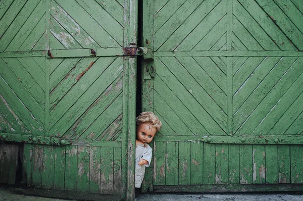 Gruselige Dreckige Puppe Grünen Scheunentoren — Stockfoto