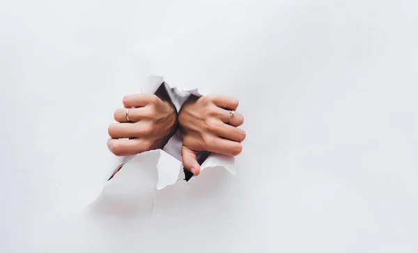 Vrouwelijke Handen Opening Gat Het Witboek Breken Obstakels Ontsnappen Protesteren — Stockfoto