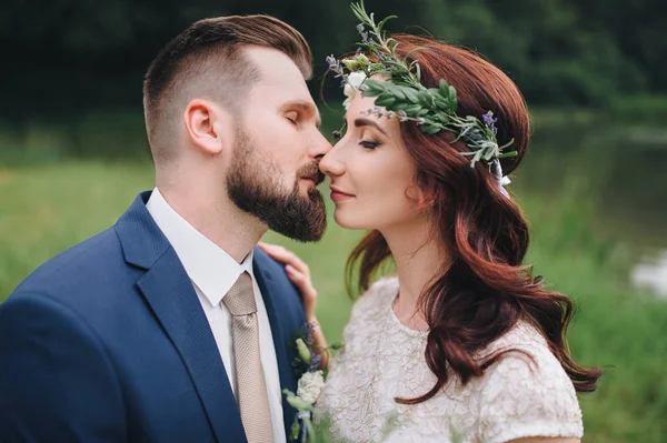 Küssendes Hochzeitspaar Sommer Natur Nahaufnahme Porträt — Stockfoto