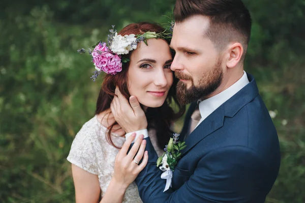 Novia Con Corona Flores Reales Abrazándose Suavemente Con Novio Barbudo —  Fotos de Stock