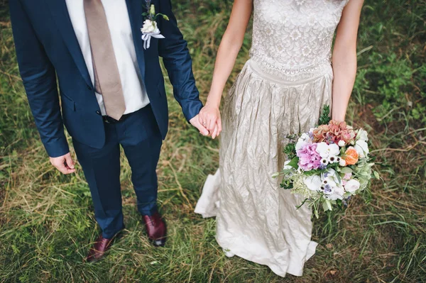 Braut Und Bräutigam Halten Händchen Mit Blumen Hochzeitsstrauß — Stockfoto