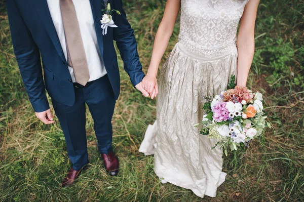 Bruid Bruidegom Hand Hand Met Bloemen Bruiloft Boeket — Stockfoto