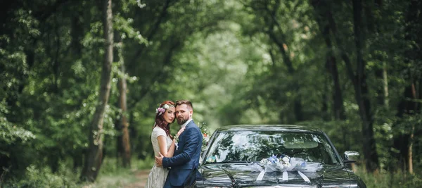 Sposi Vicino Auto Matrimonio Nero Piedi Strada Nella Foresta Estiva — Foto Stock