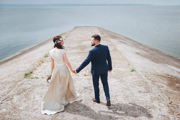 Back View Couple Newlyweds Walking Next Each Other Holding Hands — Stock Photo, Image
